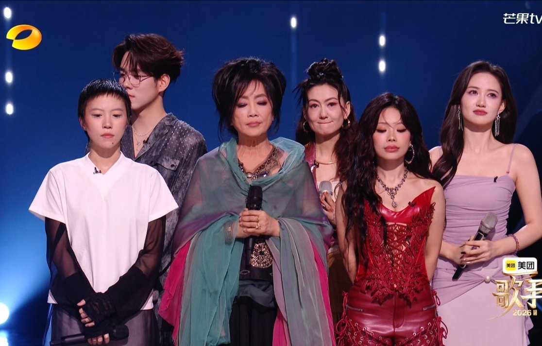 歌手直播 张丹阳一个女导演就这样折磨三位传奇女歌手。去年保皇叔，今年风采依旧。女
