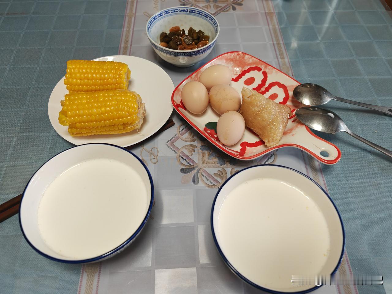 早晨我和老公五点半就醒了，吃好早饭要去医院输液。
（昨天下午打完针，回家住的。）