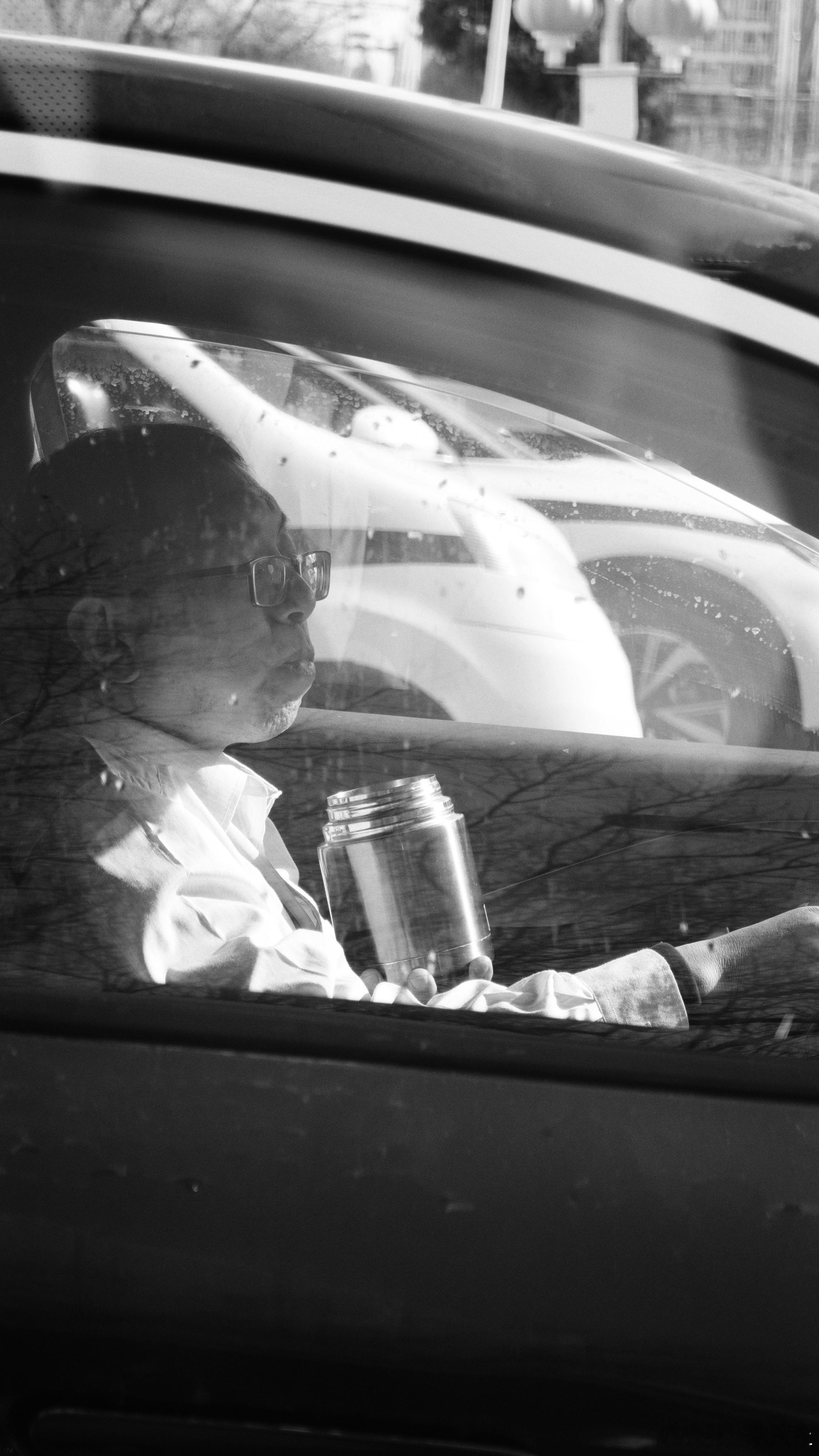 是父亲，是儿子，也是一家的顶梁柱没有其它意思，只是想纪录努力生活的日常师傅在路边