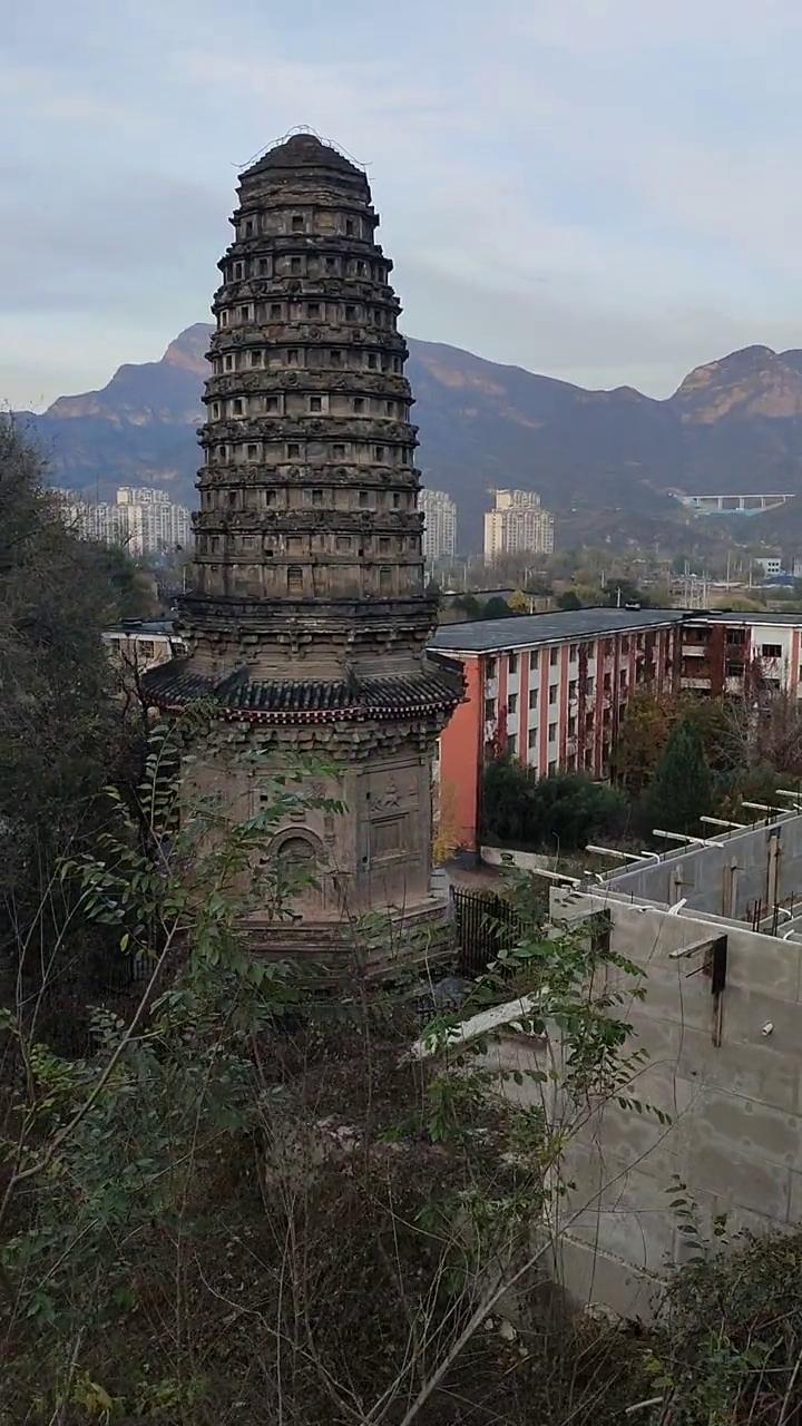 这塔正带着塔尖，建在这个三建里面。