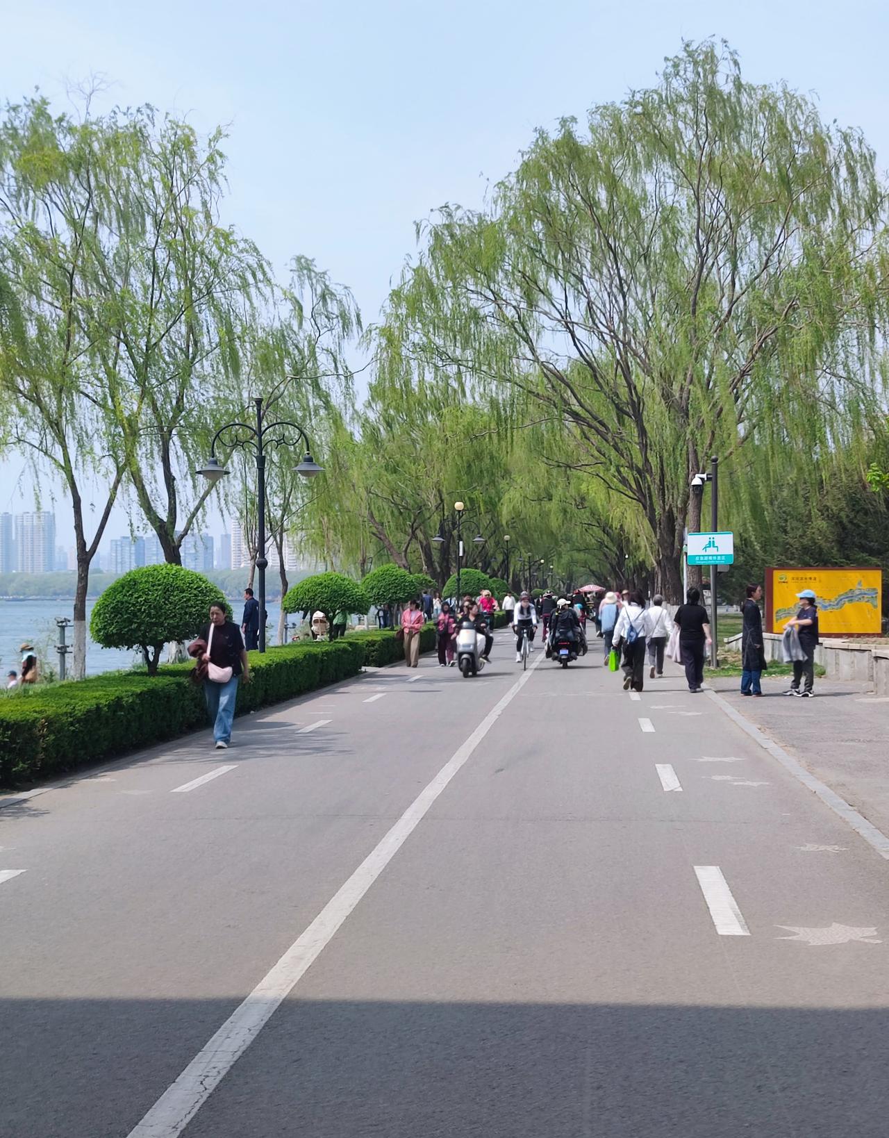 三好桥头景色一观
   沈阳浑河三好桥，规模宏伟，造型艺术美观，河边景色秀丽，是