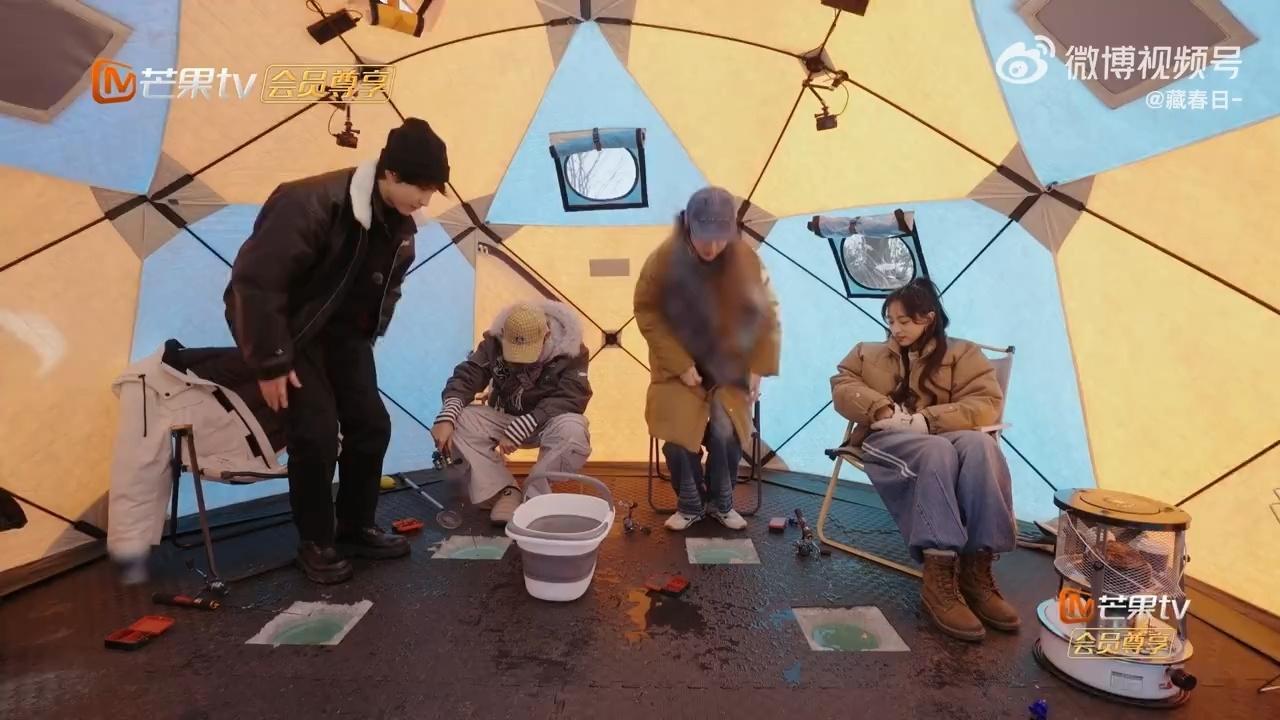 黄灿灿用手机打窝了黄灿灿冰钓手机打窝黄灿灿也太可爱憨憨了吧！冰钓全程心心念念零食