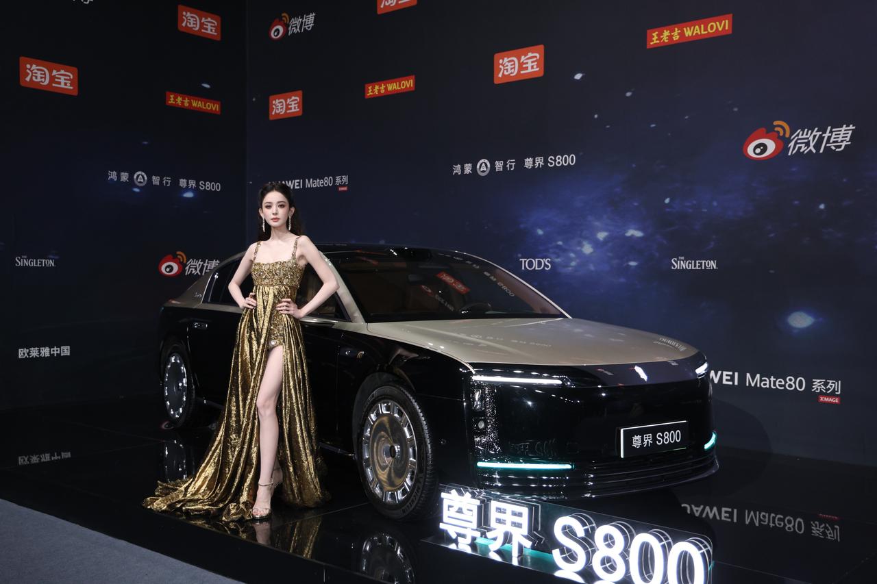 这次微博之夜，在哪都能看到尊界 S800的身影 。从明星下车瞬间到红毯两侧，再到