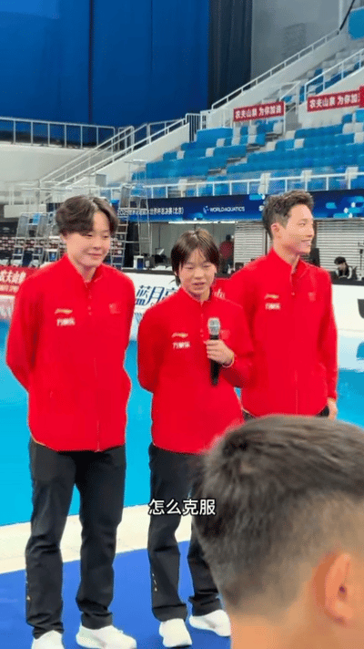 全红婵00后整顿采访届全红婵小孩姐变跳水教练全红婵化身小孩姐，跟00后的小孩子们