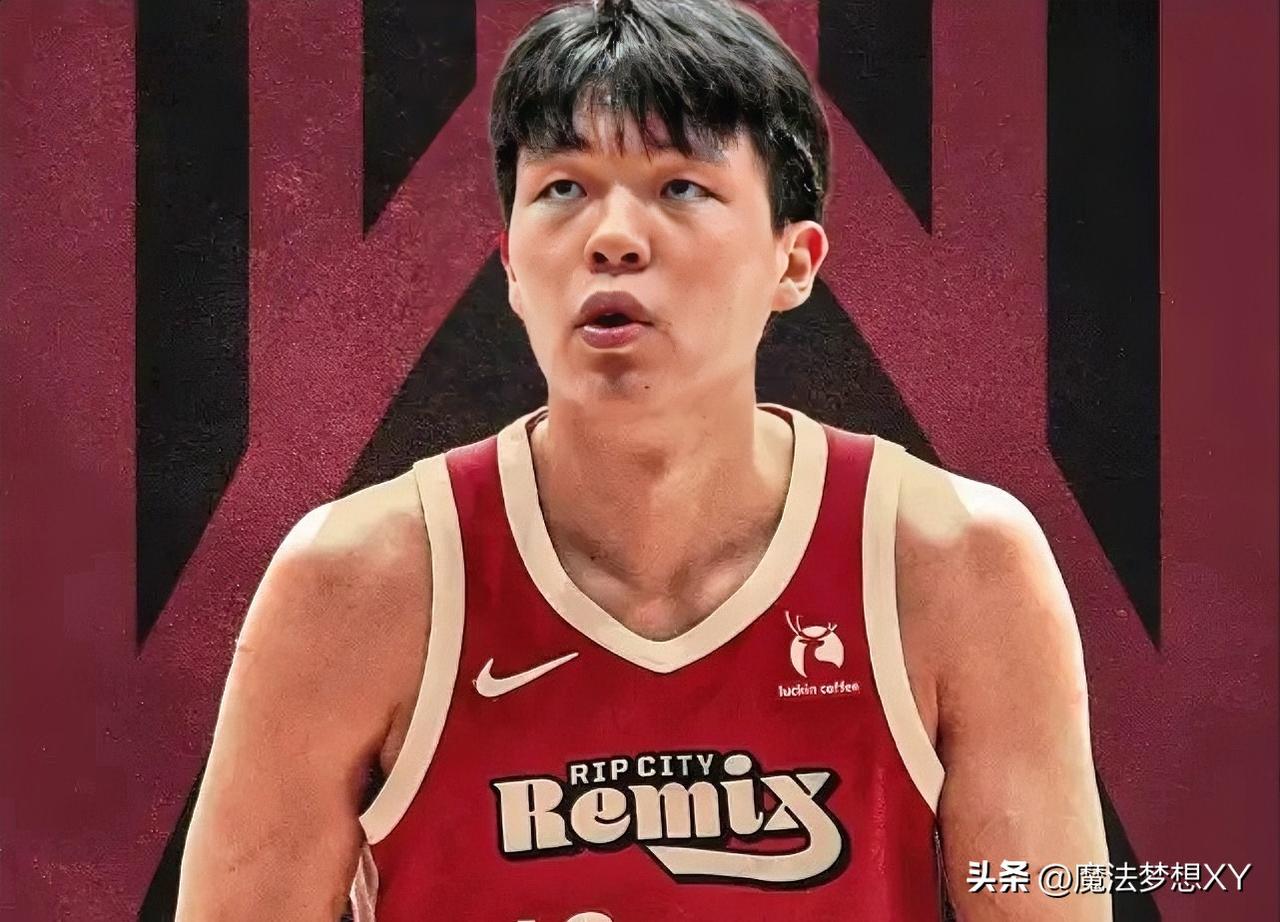 你可以说杨瀚森不会表现自己，
也可以说杨瀚森抢不好篮板，
但有一点你绝对说不了，