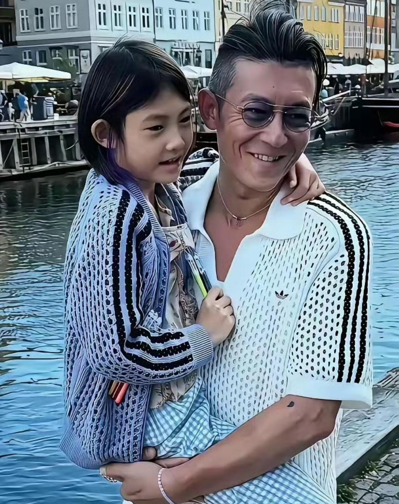 陈冠希的女儿好像爸爸呀，简直一模一样。