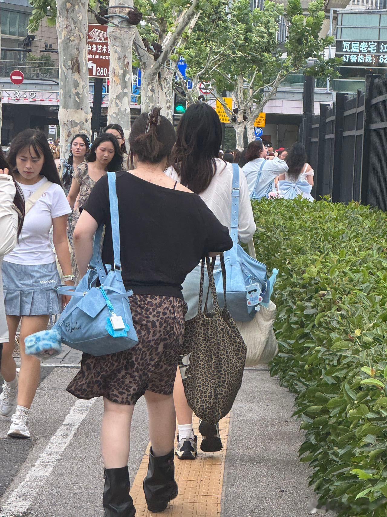 鹭卓上海演唱会彩排 各类舞台硬件全部完成升级调试，鹭卓彩排状态饱满，晴朗的天气方
