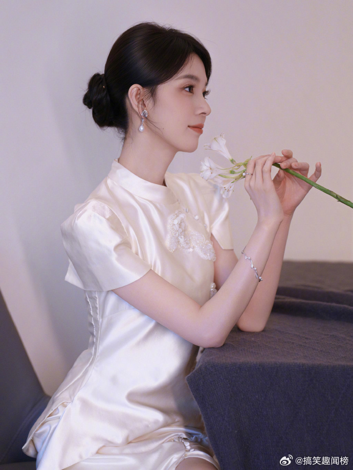 陈瑶素色旗袍拍出东方诗意素白缎面旗袍衬出陈瑶独有的温婉气质，竹影灯笼布景自带中式