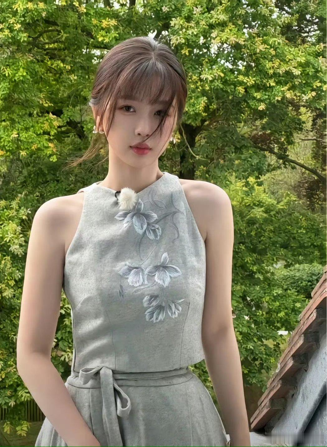 虞书欣和蓝色到底有多适配  虞书欣本身具有甜美可爱的气质，而蓝色常常被赋予温柔、