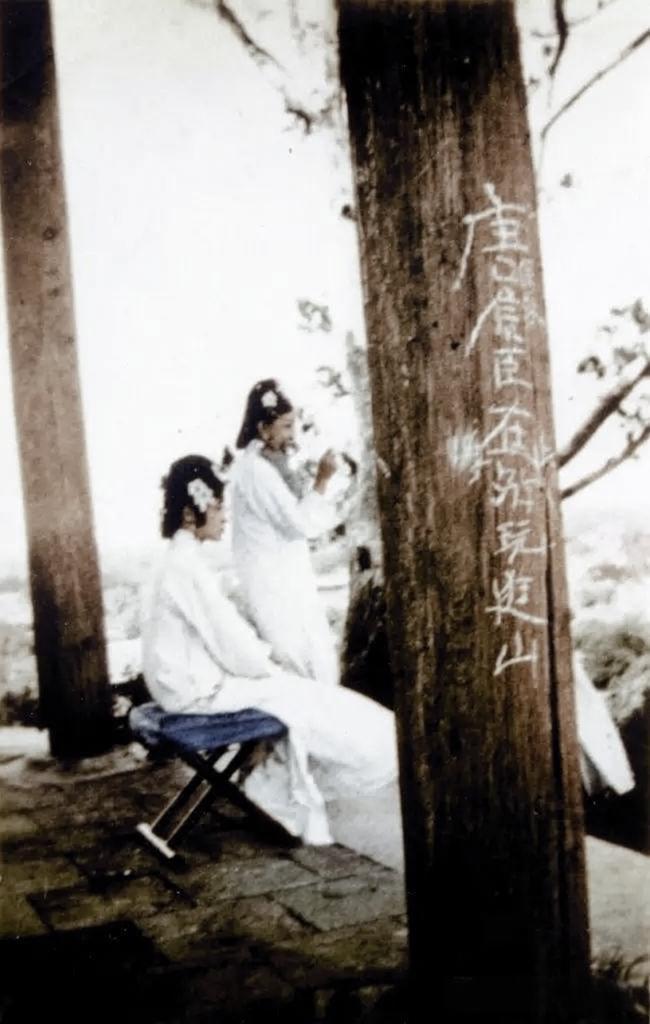 1922年，景山，末代皇后婉容与家人，在景山万春亭的观景平台上休憩留影，木柱上，