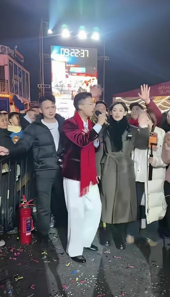 野百合也有春天！郭有才 

对于网红的郭有才现象，有人认为这是一种正常的社会现象