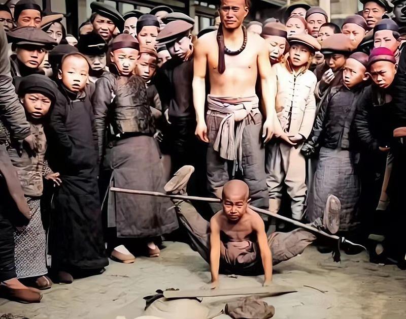 民国初年，北京街头，一对卖艺为生的父子，正在表演节目。

旁边，密密麻麻地围了很