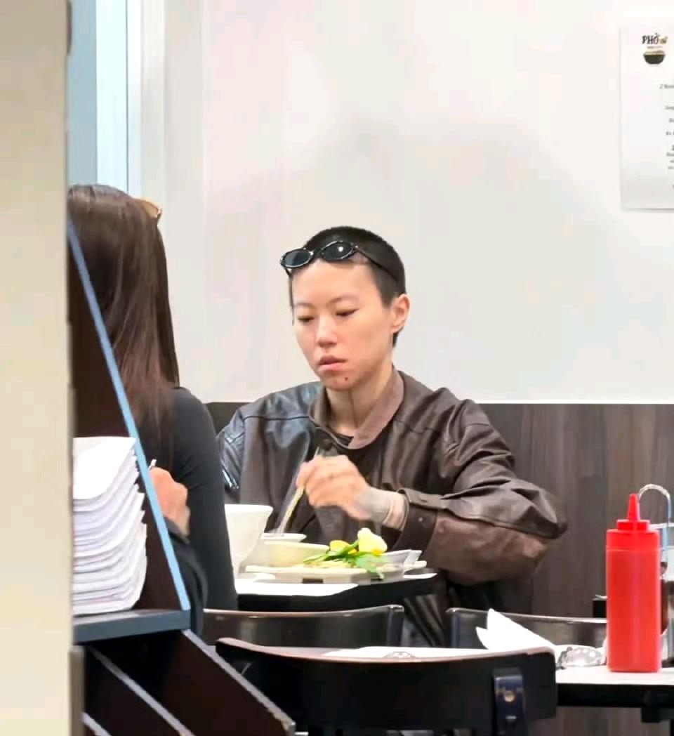 29岁窦靖童，把头发剪成男孩子发型，脖子虾线很明显，我是不喜欢女孩子这样打扮，窦