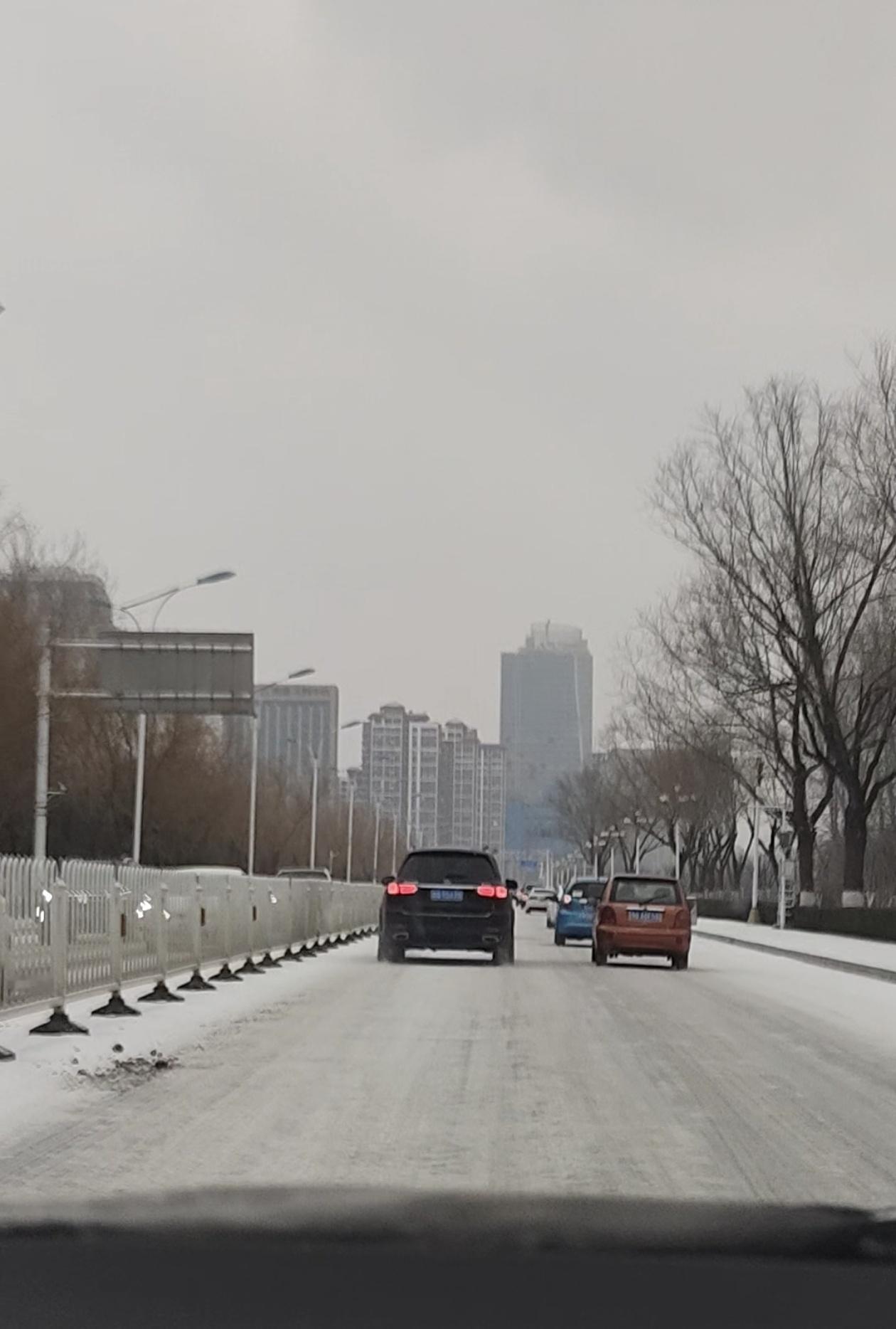 今天大家开车素质都突然提高了
变道开转向灯了
也不加塞了
路口会车也都相互礼让了