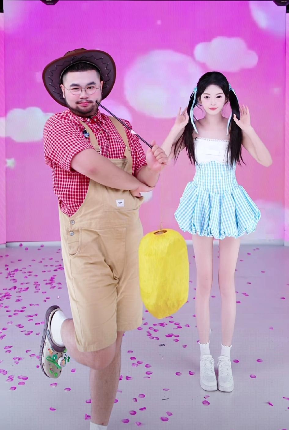 我有罪！我竟然觉得这个男人比旁边的女人还可爱，并且就那么硬生生看他跳了十多分钟，