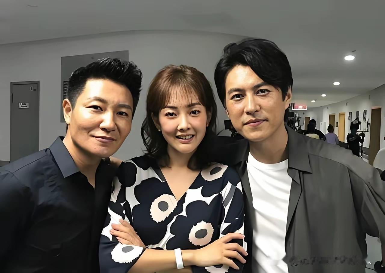 靳东是煤矿文工团的，有才气。人长得还行。演律师，演老板，演地下党都是好戏，一般会