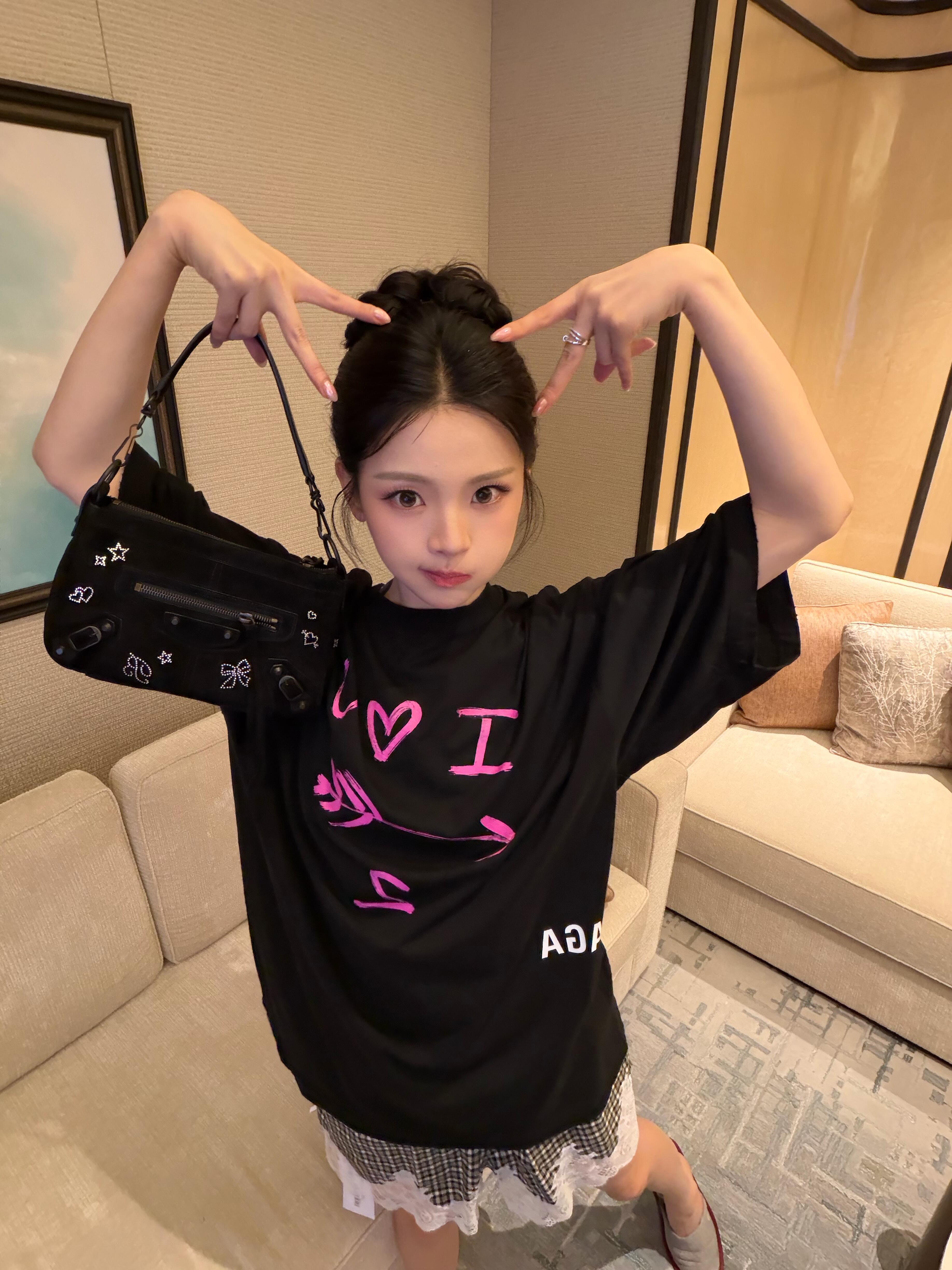 杨超越杨超越用嘴叼粉丝的信 ycy杨超越七夕营业照 把我的心弄的乱七八糟还在那里