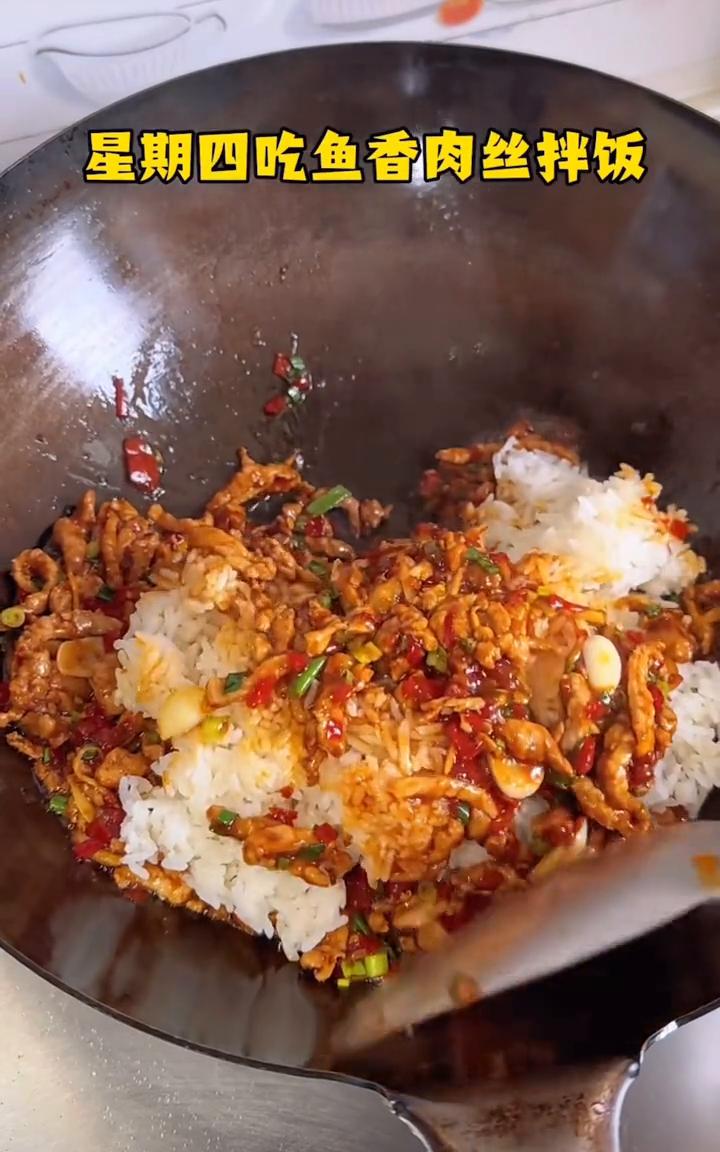 ·星期一吃辣椒炒肉拌饭。
·星期二吃红烧肉拌饭。
·星期三吃香菜牛肉拌饭。
·星