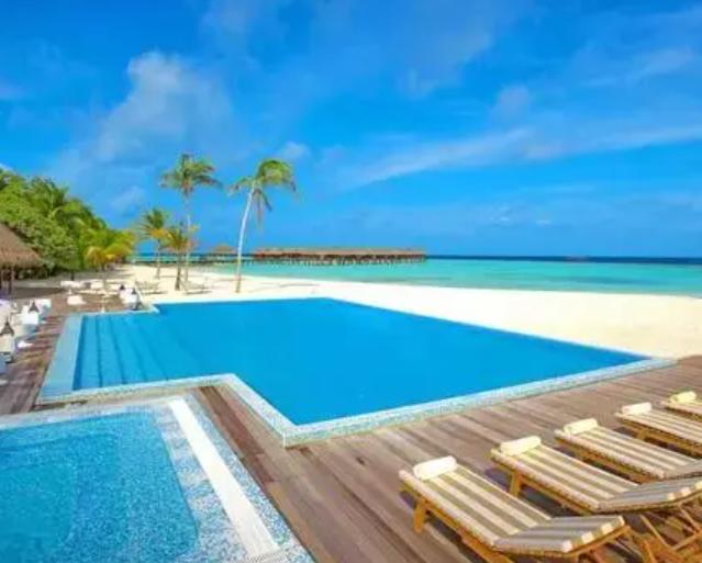 有一段话很精辟：“你走路，讨厌开车的人；你开车，讨厌走路的人。你打工，觉得老板抠