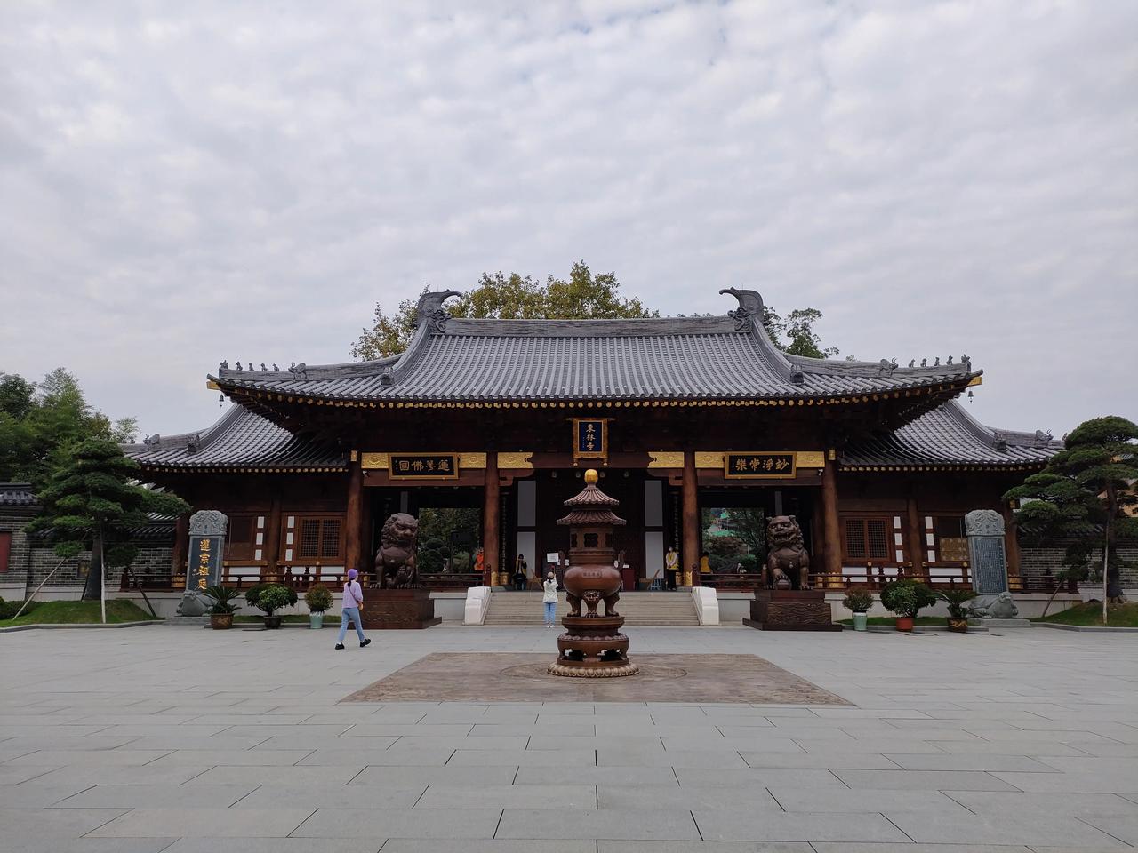 秋高气爽，今日去了庐山山下的东林寺，
  东林寺建于东晋大元九年，距今已经有16