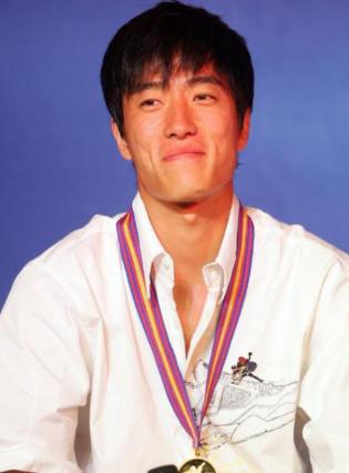 2004年，刘翔夺冠后，开发商送给他一套价值225万的房子，他却转身送给了教练，