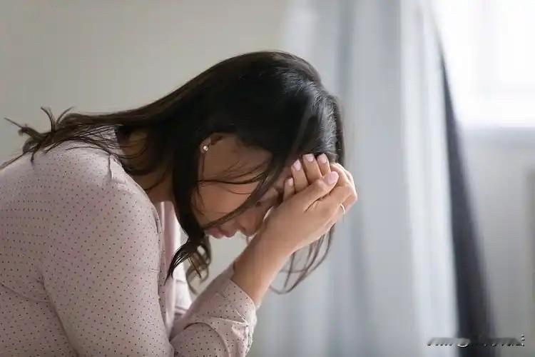 湖北，一男子打麻将，见女牌友长得漂亮，便约对方开房并发生了关系，还拍下视频转给好