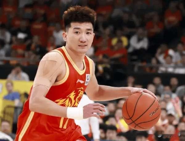 今日CBA季后赛，浙江广厦111-102战胜深圳，系列赛大比分1-0领先。孙铭徽