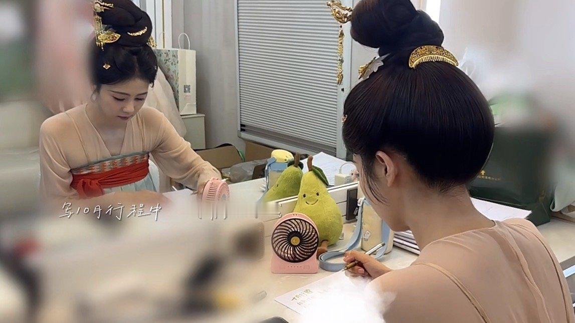 “白鹿正在手写十月行程中  敬请期待哦！一想到下个月的行程就很开心🥹”现在当务