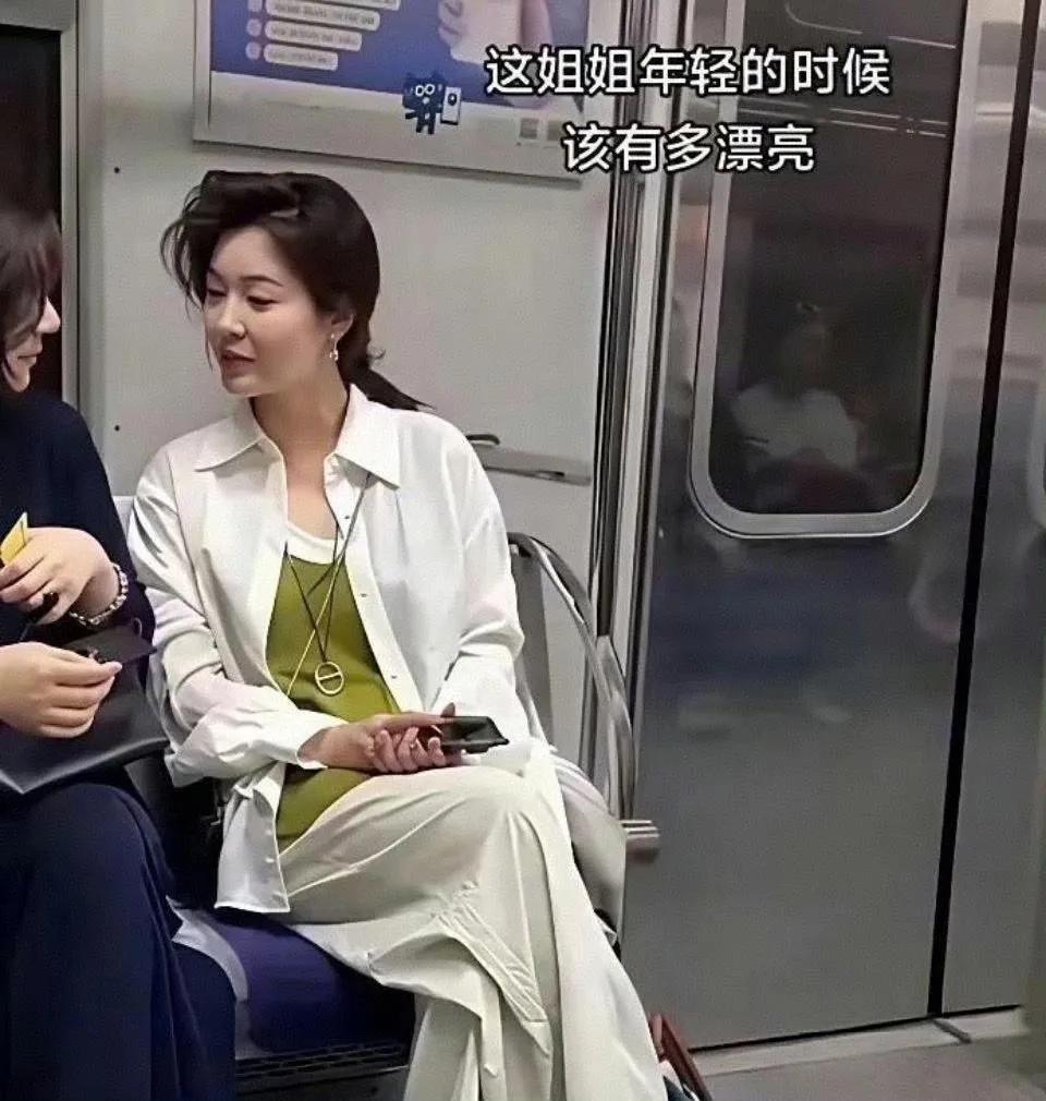 这位阿姨年轻时候真的是美女？