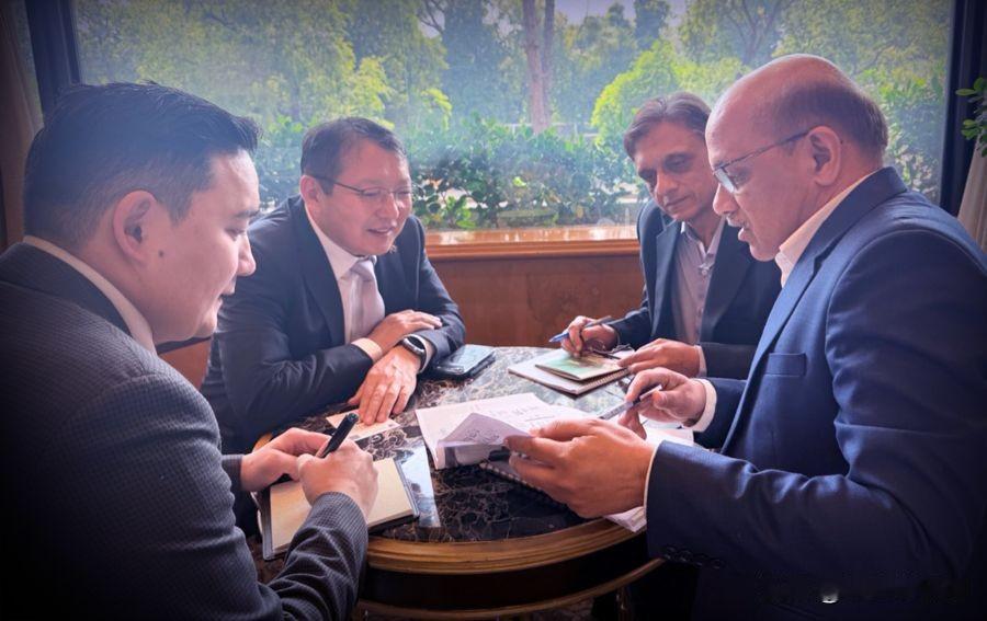 陆锁国蒙古国的"第三邻国"："额尔登斯蒙古"集团就向印度出口矿产品交换意见

蒙
