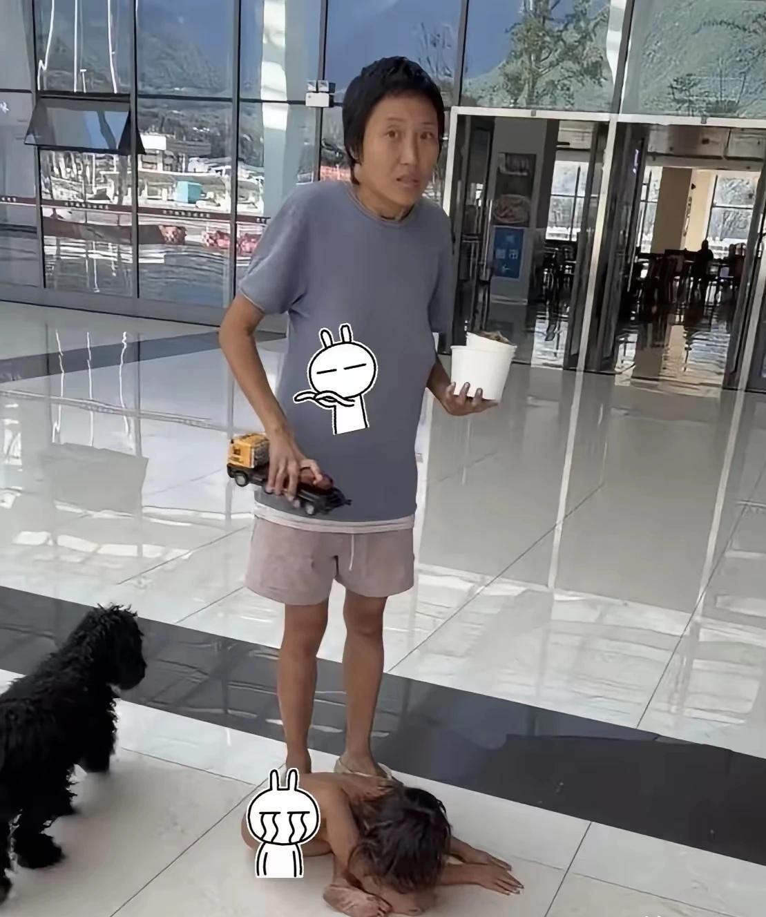 野人小孩的妈妈照片曝光，大家看看这照片，这位妈妈瘦骨如柴，这还不是重点，重点是大