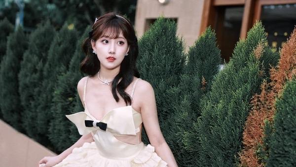 12月23日，李艺彤在30岁生日当天官宣与丝芭传媒12年合约期满不续约，以“期约