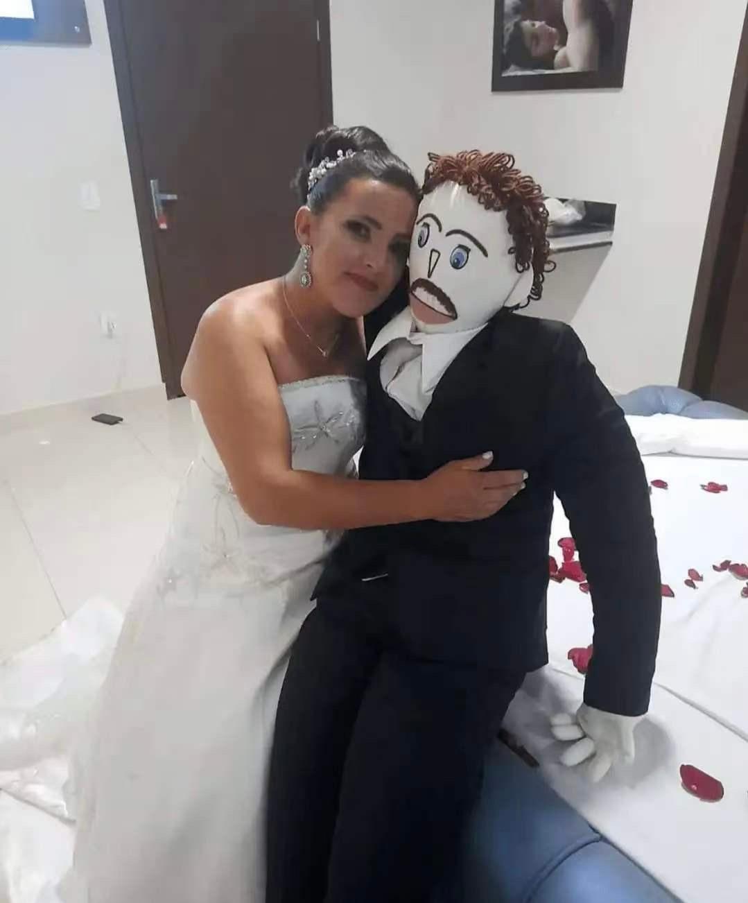 这个世界太癫了，巴西女子嫁给布娃娃还连生四子，现实版充气娃娃之恋真的上演了。
