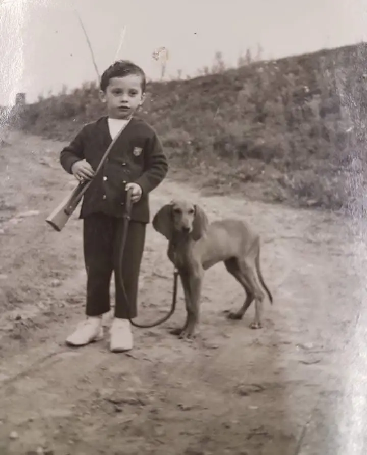照片拍摄于1964年，照片中男孩叫乔治.马尔佐拉。当时他只有4岁，他的...