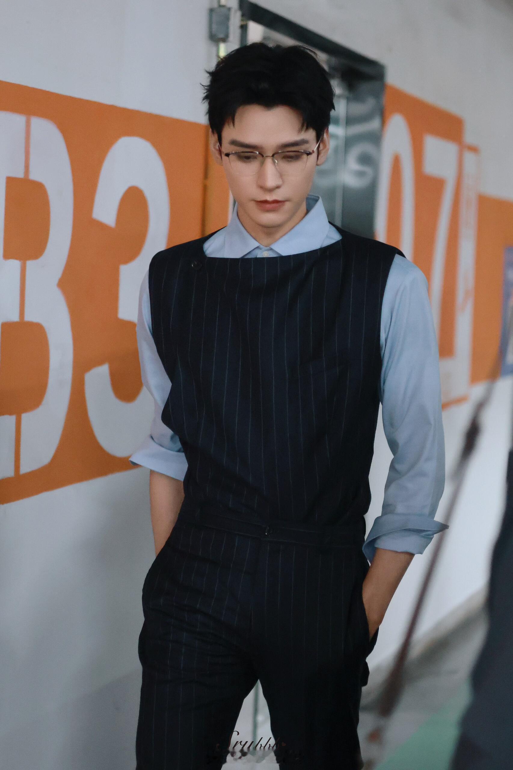 好有精英感😎龚俊眼镜制服look龚俊高智精英感 ​​​