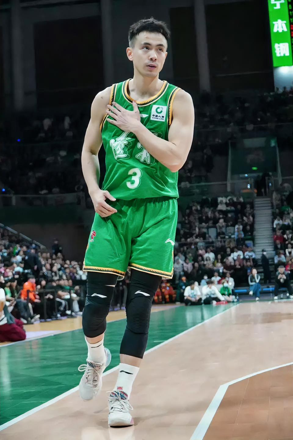 差距一目了然！！！同样是国家队后卫！！！
 
贺希宁：本赛季场均20.3分5.3