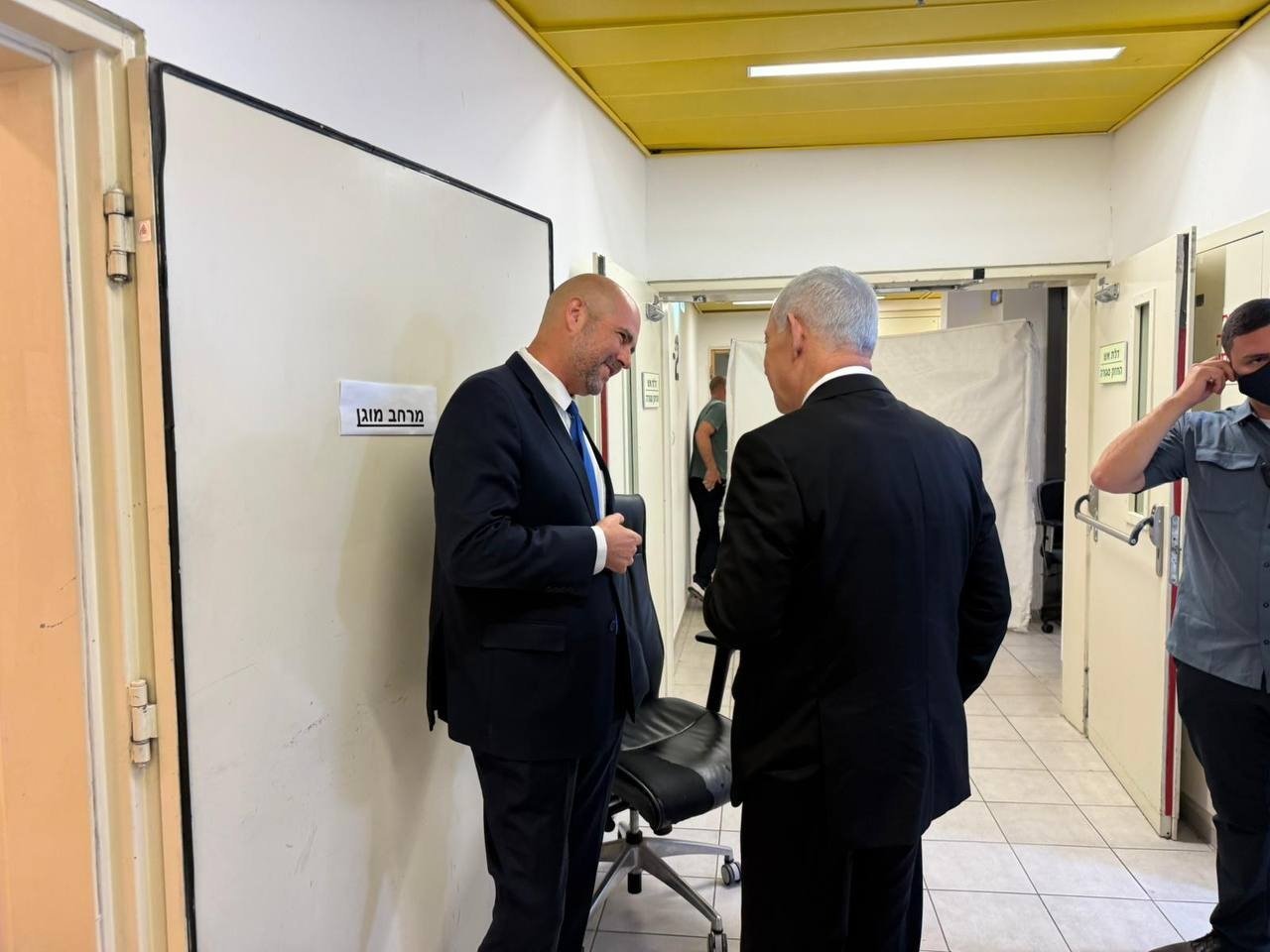 内塔尼亚胡在作证期间收到一张便条，随后不久离开了法庭。 随后，法官们宣布他的证词