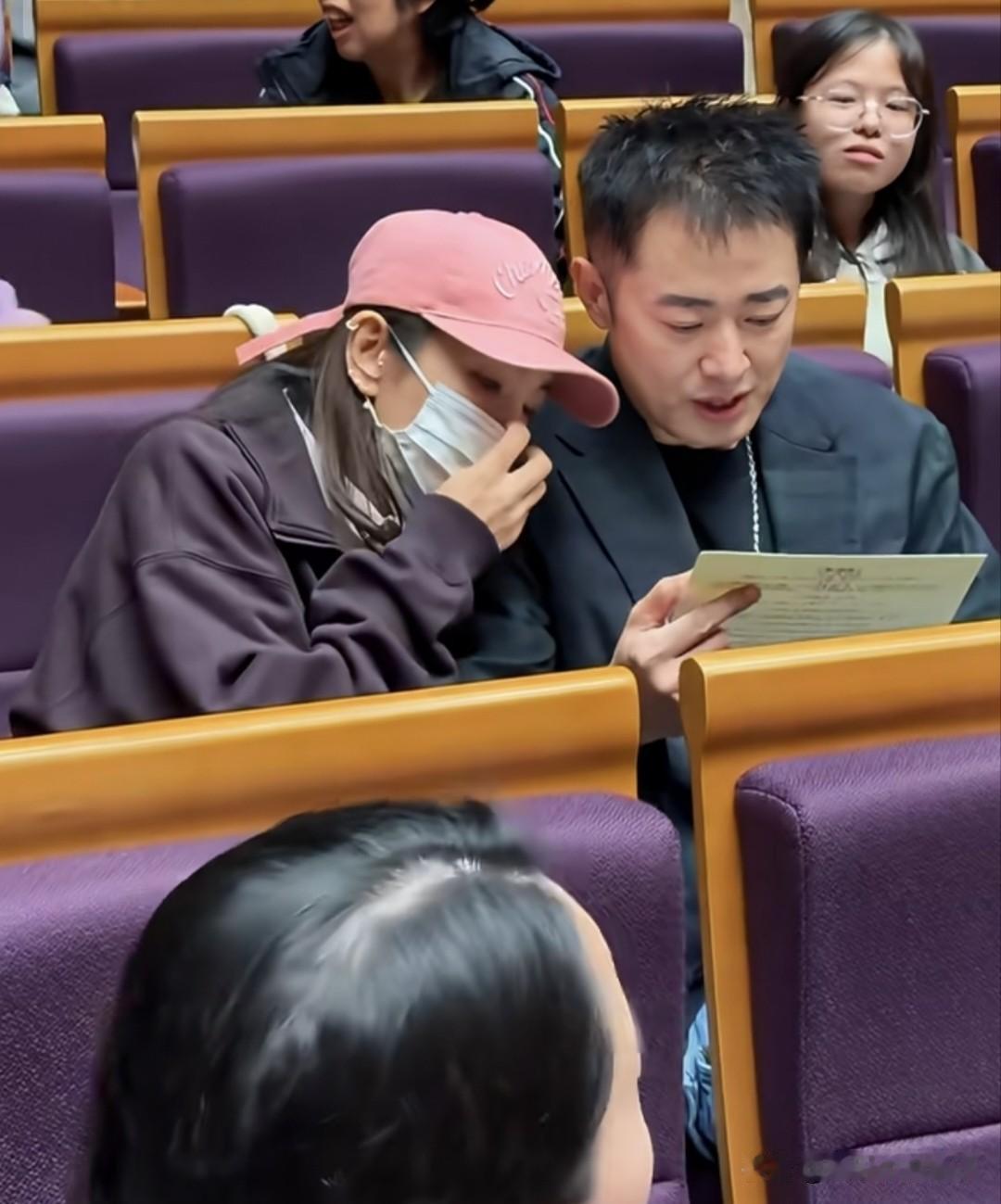 10月24日，网友偶遇任泉和李冰冰出席清华大学活动，并晒出一段现场视频。
画面中
