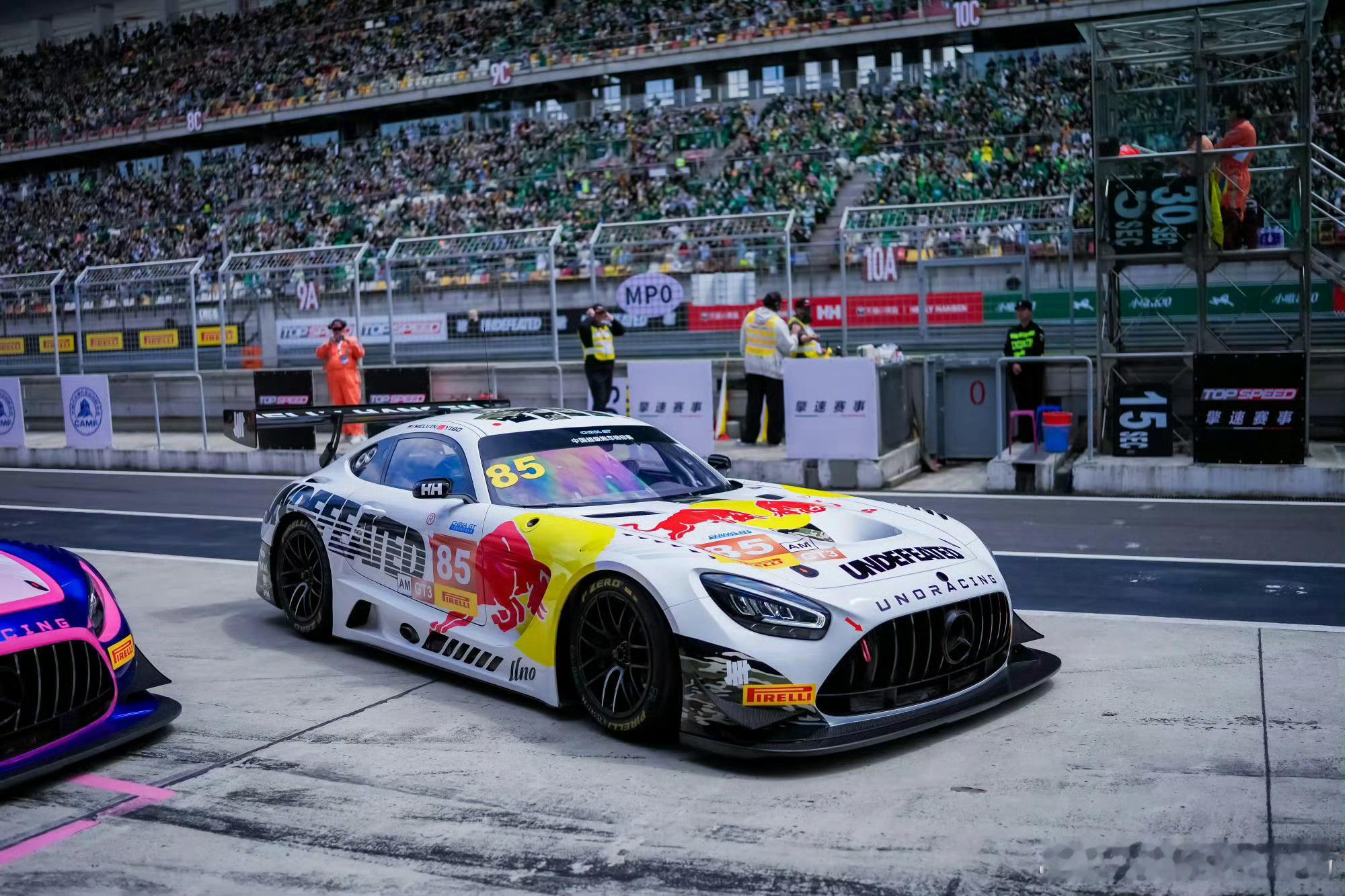 王一博85号赛车燃擎上赛，China GT首战拿下组别第6！引擎轰鸣刺破赛场的喧