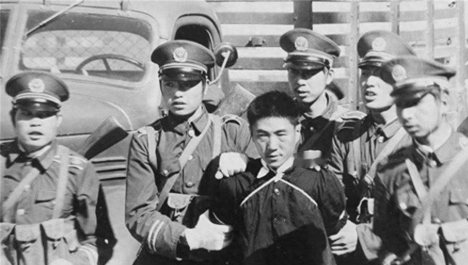 历史往事令人唏嘘！只因裤腿溅几滴水，少年身中14刀，姐姐举血衣上访五年，才等来迟