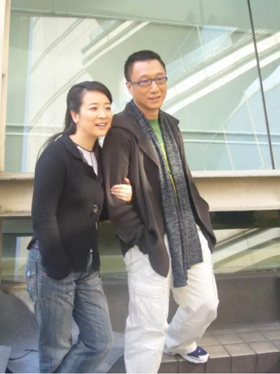 一次，孙红雷和陈小艺拍戏时要接吻，孙红雷紧张得直冒汗，他对导演说：“你要不走开点