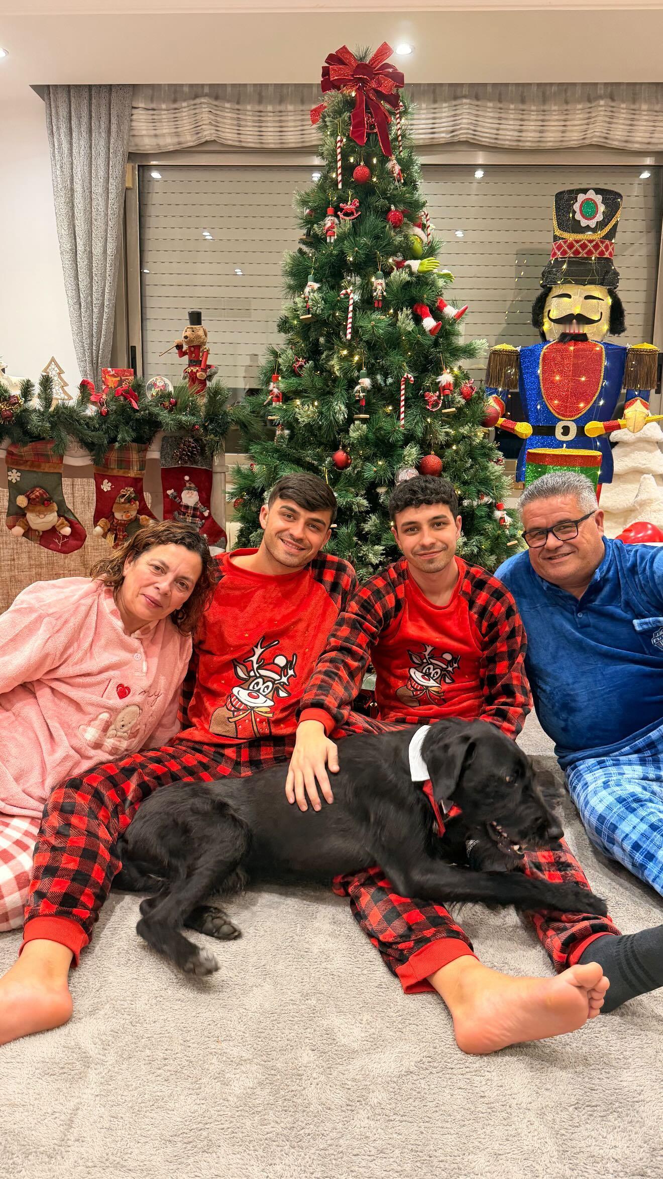 佩德里和家人合影😍😍😍😍巴萨体育大赏西班牙人vs巴萨