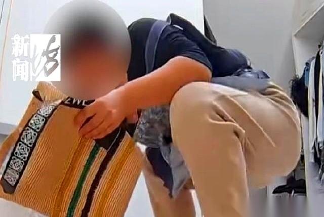 上海一个住家阿姨，干了件让所有雇主后背发凉的事。
她把东家价值100万的奢侈品，