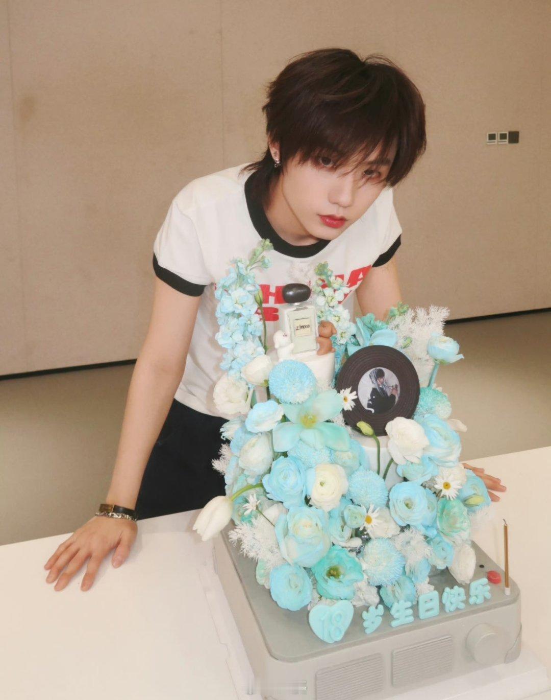 张子墨长文十八岁的零点，张子墨用一篇长文，把成长说给了所有人听。 他写加入公司三