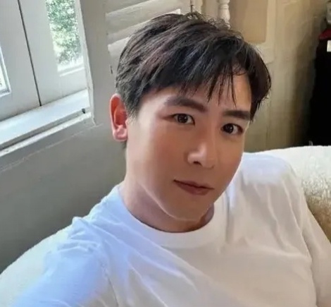 尼坤胖成黄磊了 果然一胖毁所有呀，感觉不仅胖了，还黑了。黄磊估计要说：干嘛拉我出