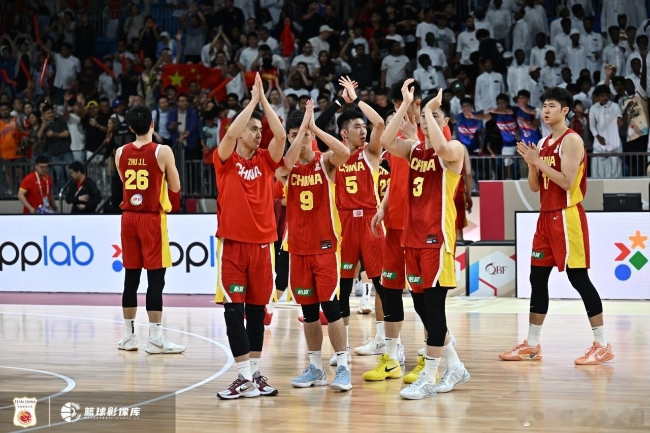 中国男篮世预赛黎巴嫩绝杀年轻化解说：中国男篮最可贵的是被反超后没崩，多人站出来顶