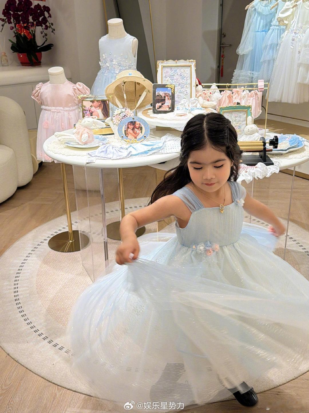 麦迪娜 我怎么觉得女儿更像我 麦迪娜晒照在线“反驳”网友说女儿像姜潮的说法，直言