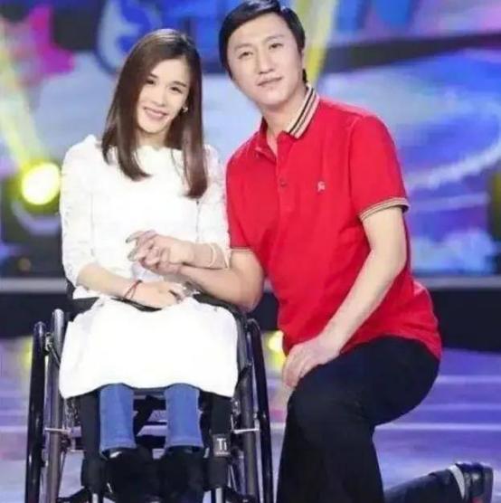 当年，桑兰瘫痪后拿到了1000万美金的赔偿。就在这个时候，照顾了桑兰9年的男友黄