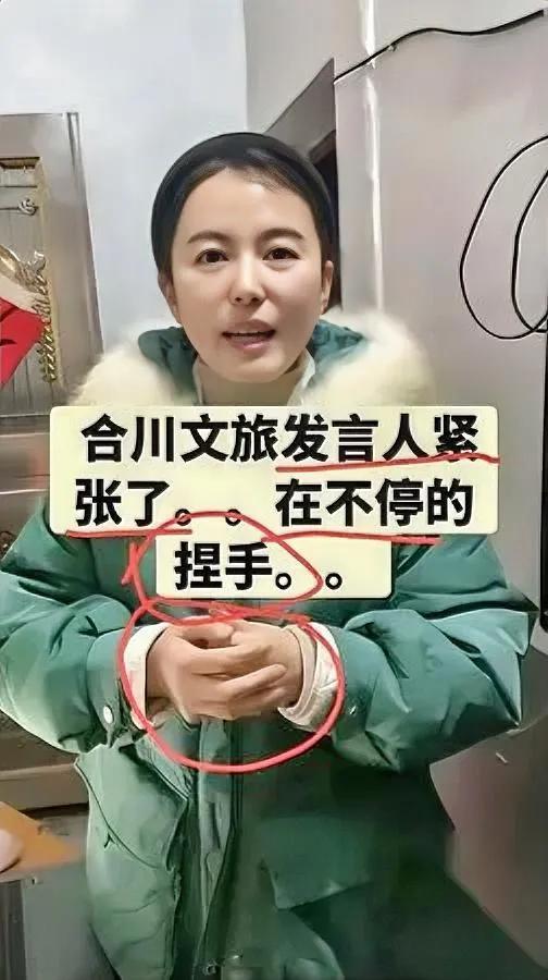 局长直播被怼脸吓懵？

没化妆的她却火了——

镜头突然怼近时，她正抬手捋刘海，