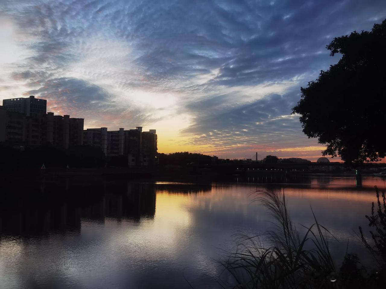 晒图笔记大赛金属感极强的彩霞，水天相映，不一样的彩霞不一样的风景！[比心]